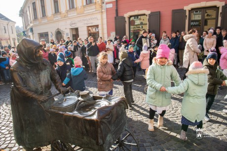 Kati nénit köszöntötték a Felsővárosi Általános Iskola diákjai