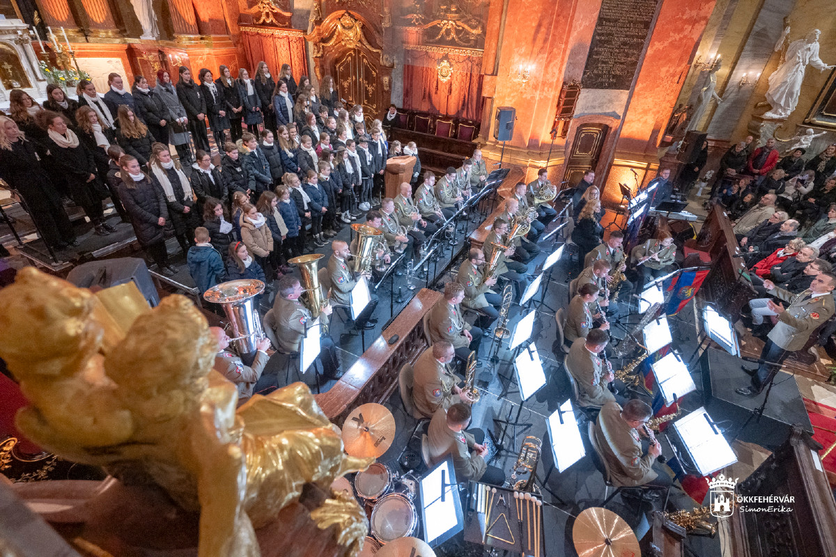 Adventi jubileumi hangverseny a Székesfehérvár Helyőrségi Zenekarral