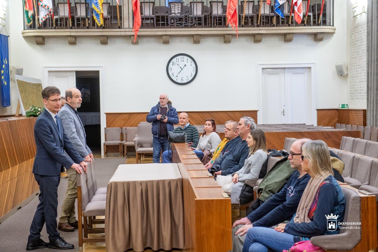 Látássérülteket fogadott Székesfehérvár polgármestere a Városházán