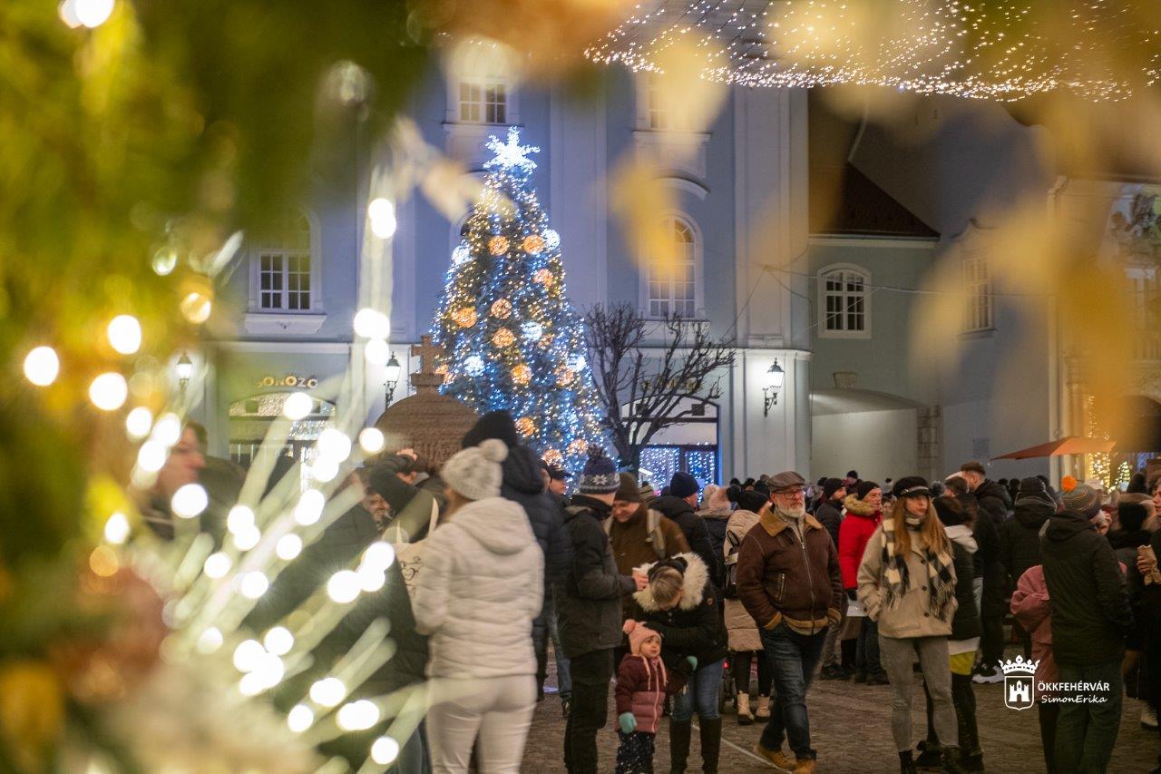 Fellobbant a remény gyertyájának lángja Székesfehérvár belvárosában