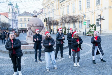 Adventi flashmobbal kedveskedett a Székesfehérvári Diáktanács a Belvárosban