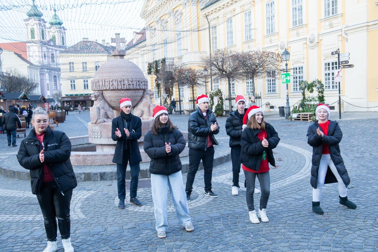 Adventi flashmobbal kedveskedett a Székesfehérvári Diáktanács a Belvárosban