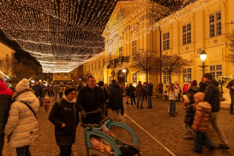 Az öröm gyertyája is felgyúlt Fehérvár belvárosában a harmadik vasárnapon