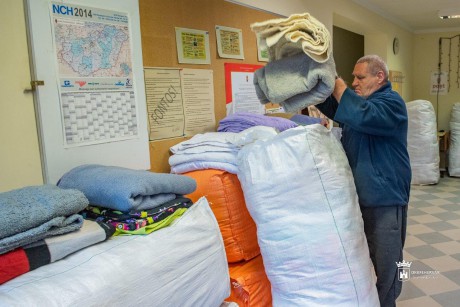 Férfiruhákat gyűjt a Kríziskezelő Központ a hajléktalanok számára